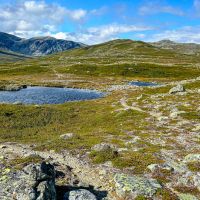 Wanderweg an Seen vorbei zum Lunndörren