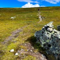 Der Wanderpfad von Arådalen zum Hundshögen ist mit Steinmännchen deutlich markiert