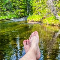Warme Tage auf der Badeplattform am Fluss