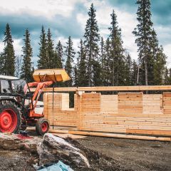Die längsten Bohlen über die Fensteröffnungen setzen beim Haus Ull (2005)